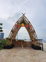 Jakarta, Indonesien - - Januar 30 2024 das ikonisch Bambus Monument pantai indah Kapuk - - Aloha foto