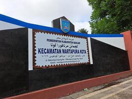 Martapura, Indonesien - - Januar 17 .. 2024 das Monument zu das Name von das Martapura Stadt Kreis Büro ist in der Regel gelegen im Vorderseite von das Büro wie ein Kennung zum das Büro foto