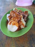 siomay ist ein typisch indonesisch Essen gemacht von Kohl, Kartoffeln, Eier, bitter Melone und Tofu gekocht im Erdnuss Soße Makro Fotografie foto