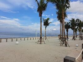 Jakarta, Indonesien - - Januar 30 2024 pantai indah Kapuk Aloha Atmosphäre mit Weiß Sand, Meer und Blau Himmel foto