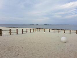 Jakarta, Indonesien - - Januar 30 2024 pantai indah Kapuk Aloha Atmosphäre mit Weiß Sand, Meer und Blau Himmel foto