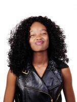jung attraktiv afrikanisch amerikanisch Frau Herstellung ein Gesicht foto