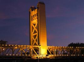 Sakrament, ca, 2007 - - Turm Brücke Nacht Beleuchtung nach Sonnenuntergang foto