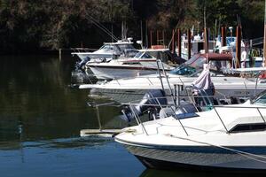 depoe Bucht, oder, 2016 - - Motor- Boote im Dock rutscht aus beim Yachthafen foto