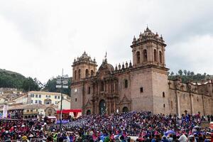 cusco, Peru, 2015 - - Menge von Menschen entlang Parade Route und Kirche Süd Amerika foto