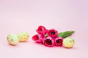 Gelb Eier mit Tulpen auf Rosa Hintergrund. Ostern. Kopieren Raum foto