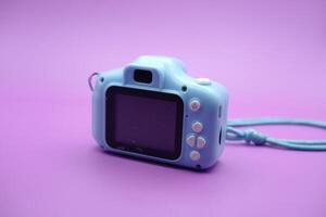 Spielzeug Kamera isoliert auf lila Hintergrund. Blau Kinder- Spielzeug Kamera. foto