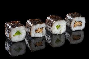 Sushi rollen mit Grün Zwiebel und Gurke foto