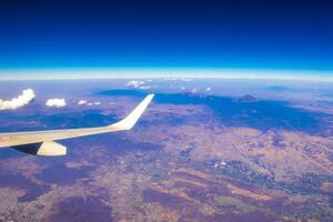 fliegend Flugzeug Über Mexiko Wolken Himmel Vulkane Berge Stadt Wüste. foto