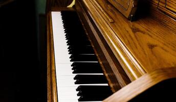 aufrecht Klavier Tastatur fest Schuss von Schlüssel und Holz foto