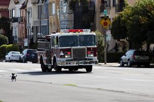 san Franz, ca, 2014 - - Feuerwehrauto gehen zu Anruf mit blinkt Beleuchtung foto