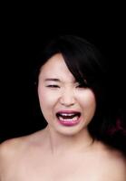 japanisch amerikanisch Frau übertrieben Gesichts- Ausdruck foto