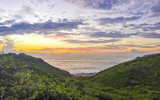 punta playa Cometa Sonnenuntergang Panorama Aussicht Berge Felsen Mazunte Mexiko. foto