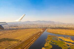 fliegend Flugzeug Über Mexiko Wolken Himmel Vulkane Berge Stadt Wüste. foto