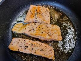frisch Lachs Filet mit Kräuter und Gewürze foto