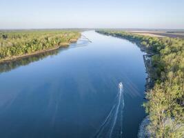 Frühling Sonnenaufgang Über das Missouri Fluss mit ein Angeln Boot beim Dalton Unterseite - - Antenne Aussicht foto