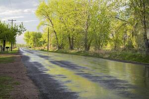 nass Hinterland Straße im Colorado nach Frühling Duschen foto