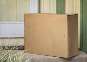 groß Paket beim ein Haus Türen - - Mail bestellen und Zuhause Lieferung Konzept foto