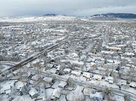 Winter Morgen Über Stadt von Fort collins und Vorderseite Angebot von felsig Berge im Nord Colorado, Antenne Aussicht foto