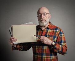 Senior Mann ist halten ein leer Blatt von Papier und ein Stift, Präsentation oder Lehren Konzept foto