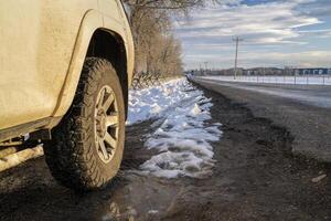 Winter Fahren auf ein Hinterland Straße im Colorado mit ein suv zurück Rad foto