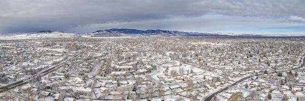 Winter Morgen Über Stadt von Fort collins und Vorderseite Angebot von felsig Berge im Nord Colorado, Antenne Panorama foto