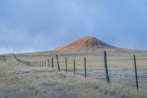 das Vieh Zaun im Colorado Prärie beim Sonnenuntergang - - Speckstein Prärie natürlich Bereich in der Nähe von Fort collins foto