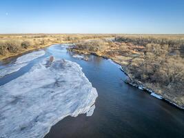 Antenne Aussicht von das Süd Platte Fluss und Ebenen im östlichen Colorado im Winter Landschaft foto