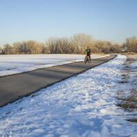 Senior männlich Radfahrer auf ein Fahrrad Weg im Winter Landschaft - - Puder Fluss Weg im Nord Colorado, Radfahren, Erholung und pendeln Konzept foto