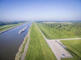 Lastkähne auf Kette von Felsen Kanal von Mississippi Fluss über st Louis - - Antenne Aussicht foto