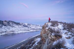 Wandern Colorado Vor Sonnenaufgang - - männlich Wanderer auf Cliff über Pferdezahn Reservoir im Winter Landschaft foto