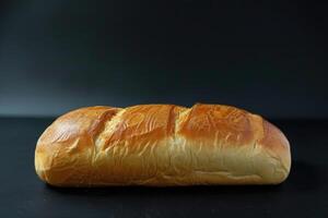 ai generiert ein Laib von Brot auf schwarz Hintergrund. generativ ai foto
