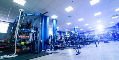 leeren Fitness Center Halle. modern und leeren Fitnessstudio Innere mit Ausrüstung. foto