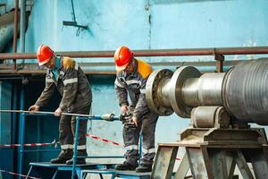 Turbine beim Leistung Bahnhof Sein hat funktioniert An. industriell Herstellung Fabrik. Leistung Generator Dampf Turbine Reparatur. foto