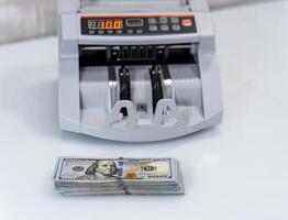 Bank Ausrüstung zum Anzahl Geld. Kasse Zählen Maschine. foto