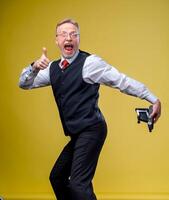 komisch Senior Mann macht Selfie von seine Arsch auf Gelb Hintergrund. komisch Emotionen. foto