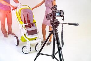 Herstellung Video im Licht Studio zum Baby Wagen. Kamera Stehen im das Foto Studio.