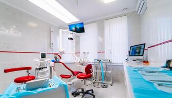 Zahnheilkunde, Medizin, medizinisch Ausrüstung und Stomatologie Konzept - - Innere von Neu modern Dental Klinik Büro mit Stuhl foto