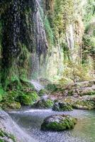 szenisch Aussicht auf Wasserfall im Regenwald. kursunlu Wasserfall in der Nähe von zu Antalya, Truthahn. foto