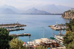 Antalya, Truthahn, November 15, 2022. szenisch Hafen Aussicht mit Boote mit Berge und klar Blau Meer foto