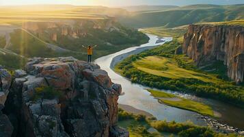 ai generiert triumphierend Frau umarmt Sonnenlicht auf Cliff mit Blick auf riesig Grün Senke und Fluss foto