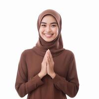 ai generiert süß jung asiatisch Mädchen im Hijab halten ein Smartphone im Vorderseite von ein beschwingt Blau Hintergrund foto