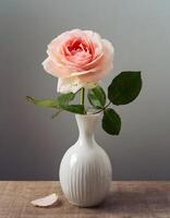 ai generiert Rosa Rose im ein Vase auf ein hölzern Tisch, grau Hintergrund foto