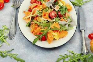 Gemüse Salat mit Pasta. foto