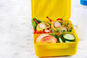 Schule Mittagessen Box mit Würstchen rollen im Omelette mit Lavasch. Lunch-Box. Keto Mittagessen. foto