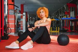 Frau Ausbildung mit funktional Gymnastik- im das Fitnessstudio foto