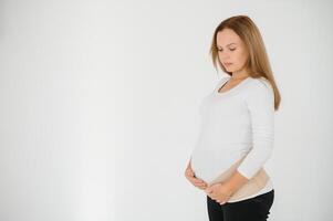 Frau setzt auf ein Binde zum schwanger Frauen. Nahansicht. foto