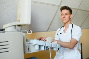 Sonograph mit modern Ultraschall Maschine im Klinik foto