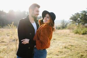 Liebe, Beziehung, Familie, Jahreszeit und Menschen Konzept - - lächelnd Paar umarmen Über Herbst natürlich Hintergrund. foto