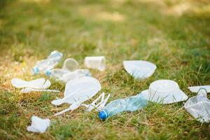 ein Stapel von Plastik auf Grün Gras, ein Problem im das natürlich Umfeld, Verschmutzung von Natur ist nicht Zersetzung Plastik. Schutz von Natur. foto